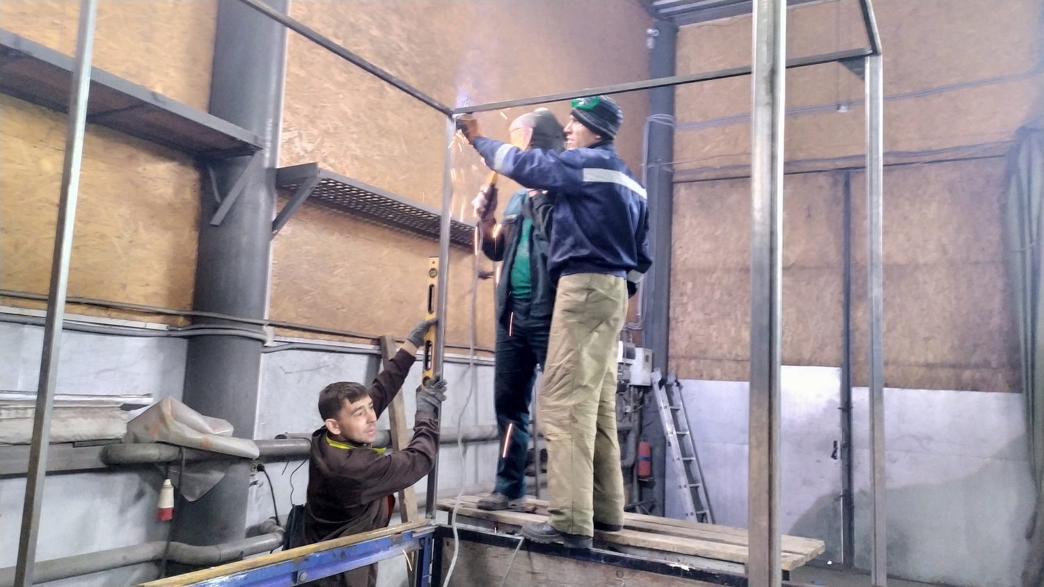 Усиление каркаса (промежуточных стоек и стоек ворот) грузового транспорта